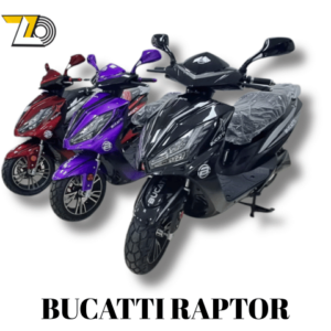 Moto eléctrica Bucatti Raptor 3000W negra con luces LED encendidas, sobre un fondo urbano moderno