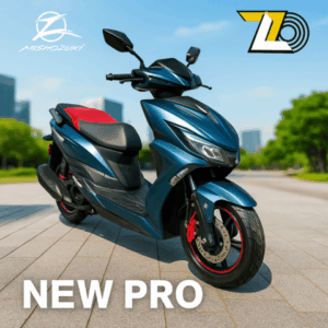 Imagen de la moto eléctrica New Pro Mishozuki roja en una calle de La Habana, destacando su diseño moderno y batería de litio.